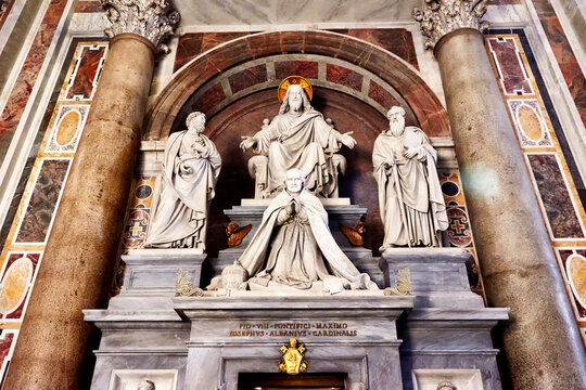 VATICAN CITY, VATICAN - OCTOBER 29: Sculptures in St. Peter's basilica in Rome showing Jesus, Saint Paul, Saint Peter and a pope on October 29, 2014