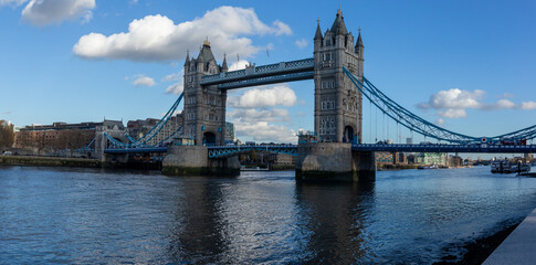 Obraz premium Tower Bridge and Thames river on a sunny day in London, England