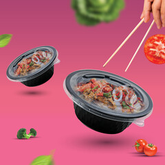 Picture of seafood salad in a black plastic cup
It is placed in a pink background and contains various vegetable elements.
There are both red and green vegetables, very delicious to eat.