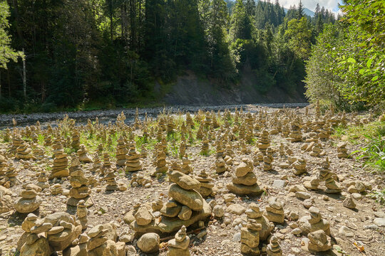 Steinm&auml;nnchen, Steinmandl an der Breitach bei Oberstdorf, Bayern, Deutschland