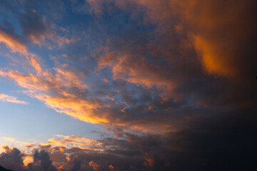夕暮れ時の暗雲