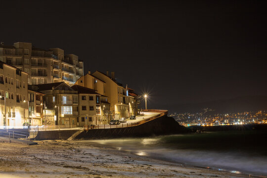 Playa de Rax&oacute; de noche con larga exposici&oacute;n 