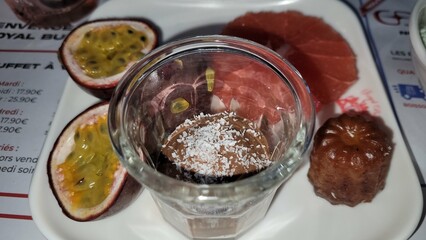 Assiette de fruits dont pamplemousse rose, grenades et mousse de chocolat