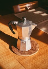 Cafetera Italiana sobre una mesa iluminada por un rayo de sol