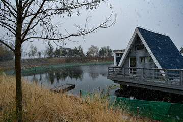 Obraz premium Empty lake house in winter