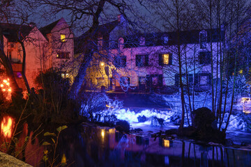 Une pose longue d&eacute;voile l&rsquo;&eacute;clat des guirlandes lumineuses qui dansent sur la surface de l&rsquo;Aven, ajoutant une touche f&eacute;&eacute;rique &agrave; l&rsquo;ambiance de No&euml;l.