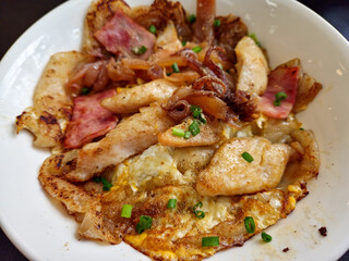 Stir-fried Rice Noodles with Chicken (Kuaitiao khua kai) Closes Up 