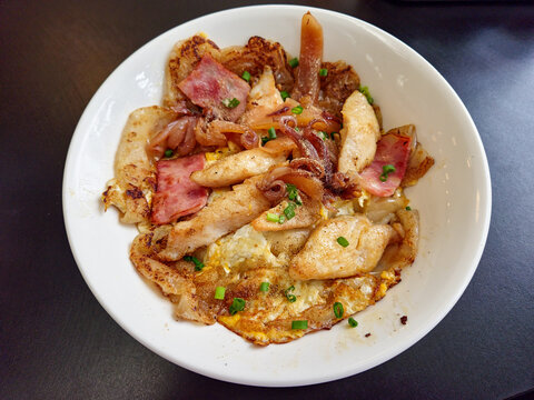 Stir-fried Rice Noodles with Chicken (
Kuaitiao khua kai) Top View Image