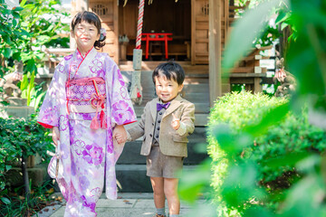 弟と一緒に七五三の参拝をする5歳のお姉さん