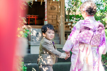 弟と一緒に七五三の参拝をする5歳のお姉さん