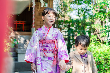 弟と一緒に七五三の参拝をする5歳のお姉さん