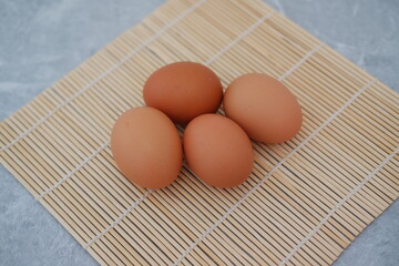 egg on bamboo mat with a marble background