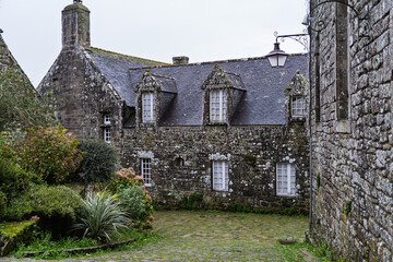 Une rue pavée de Locronan, les maisons anciennes aux fenêtres à petits carreaux et encadrement...