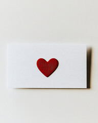 Obraz premium Heart Drawing with Dried Flowers on White Envelope Symbolizing Love and Memory