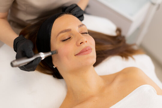 Revitalizing skin treatment with microneedling and mesotherapy technique in a serene spa environment
