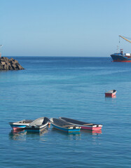 Obraz premium A ship and boats in the Moroni port