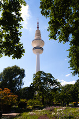 Hamburger Fernsehturm zwischen Bäumen © The One