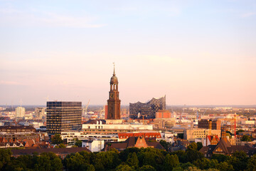 Hamburg mit Sehensw&uuml;rdigkeiten bei Sonnenuntergang
