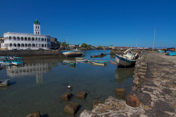 Grand Mosque in Moroni with boats in the foreground