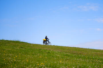 Deich in Norddeutschland mit Fahrrad