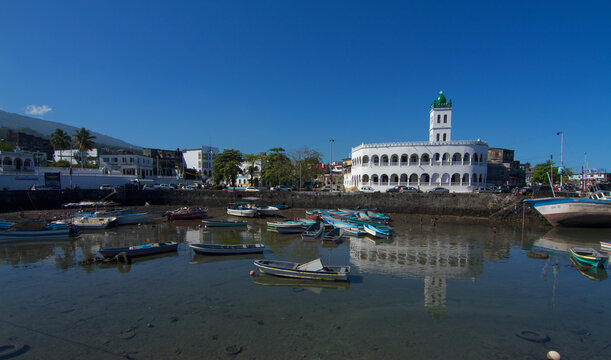Grand Mosque in Moroni with boats in the foreground