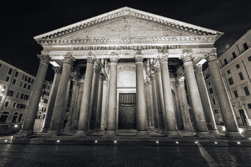 Obraz premium Il Pantheon di notte, edificio storico dell’antica Roma. Patrimonio dell’Unesco.