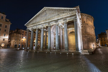Fototapeta premium Il Pantheon di notte, edificio storico dell’antica Roma. Patrimonio dell’Unesco.