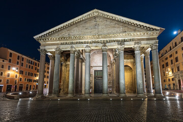 Obraz premium Il Pantheon di notte, edificio storico dell’antica Roma. Patrimonio dell’Unesco.