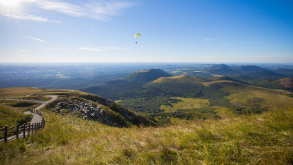 	
parapente sur le sommet du Puy de dôme en auvergne en été	
