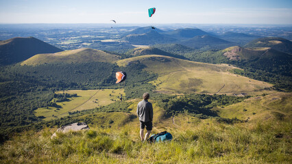 	
parapente sur le sommet du Puy de d&ocirc;me en auvergne en &eacute;t&eacute;	
