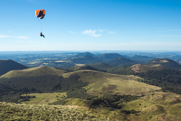	
parapente sur le sommet du Puy de dôme en auvergne en été	
