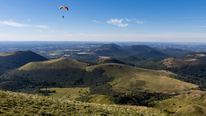 	
parapente sur le sommet du Puy de dôme en auvergne en été	
