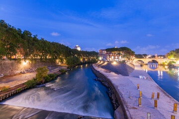 Isola Tiberina a Roma. Il fiume Tevere che scorre nel centro della città eterna. Un paesaggio...