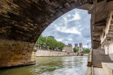 Vue de la Seine depuis le dessous d'une arche du pont Saint-Michel à Paris, France avec l'ile de la Cité et la cathédrale Notre-Dame de Paris à l'arrière-plan