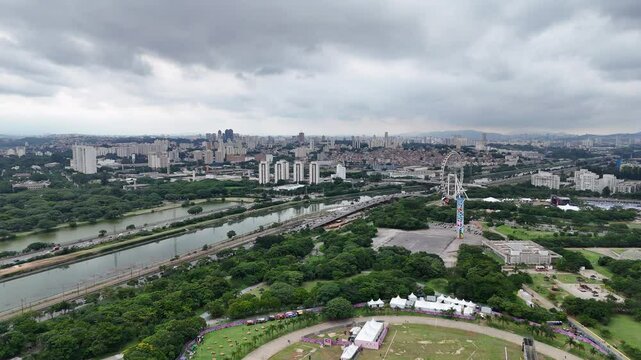 V&iacute;deo 4K mostrando a vista a&eacute;rea da Marginal Pinheiros e o Parque Villa Lobos em S&atilde;o Paulo, destacando o tr&aacute;fego intenso e as &aacute;reas verdes da cidade no contexto urbano