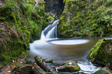 Cascade du gour d'Appat avec ses eau et ses eaux comme du coton avec ses rochers recouverts de v&eacute;g&eacute;tation vertes sur le chemin de randonn&eacute;e &agrave; Ardes sur Couze dans le puy de d&ocirc;me
