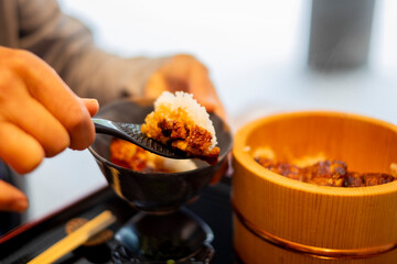 木の桶のひつまぶしを食べる