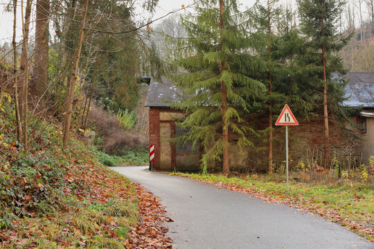 Historische Sch&uuml;tzenanlage und herbstliche Stra&szlig;e im Zschopautal zwischen Wolkenstein und Warmbad, Erzgebirge, Sachsen, Deutschland