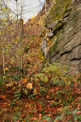 Steiler Aufstieg zum Aussichtspunkt Wolkensteiner Schweiz mit Felswand und buntem Laub an der Heidelbachstra&szlig;e in Wolkenstein im Erzgebirge, Erzgebirgskreis, Sachsen, Deutschland