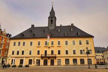 Rathaus und Marktplatz in St. Annenkirche in Annaberg Buchholz, Erzgebirgskreis, Sachsen, Deutschland	