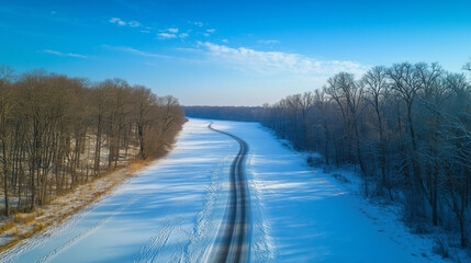 Fototapeta premium 広大な自然と一本の雪道