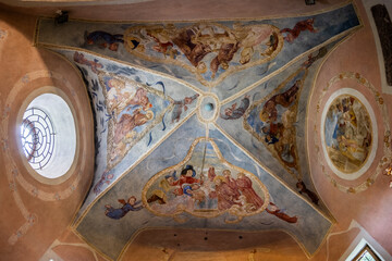 Malowidła na sklepieniu kaplicy przylegającej do kościoła w Krużlowej Wyżnej. © Jacek