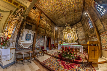 Prezbiterium kościoła we wsi Polna w gminie Grybów. © Jacek