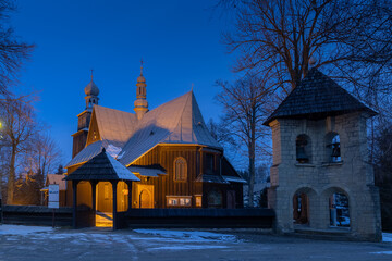 Drewniany kościół w Ptaszkowej nocą. © Jacek