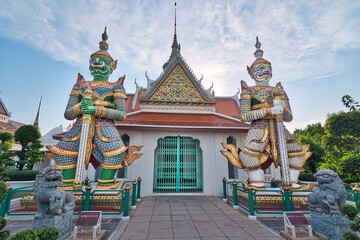 Naklejka premium Majestic Thailand Temple with Intricate Golden Architecture and Peaceful Surroundings