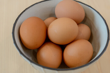 器に盛った新鮮な卵、赤卵、鶏卵