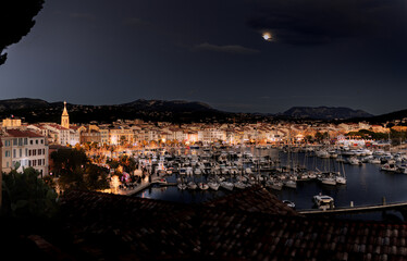 Illuminations de Noël des bateaux, les pointus, de Sanary-Sur-Mer dans le Var, en Provence, Sud de la France.