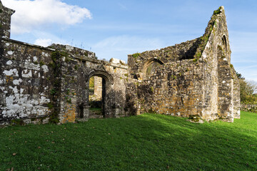 Les murs en ruine de l'église Saint-Pierre de Quimerc'h, envahis par la végétation, racontent l'histoire d'un lieu autrefois vibrant, désormais silencieux, mais toujours empreint de mystère.