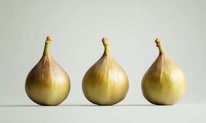 Obraz premium Three ripe figs arranged in a simple row