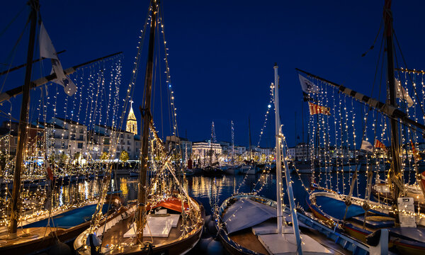 Illuminations de No&euml;l des bateaux, les pointus, de Sanary-Sur-Mer dans le Var, en Provence, Sud de la France.